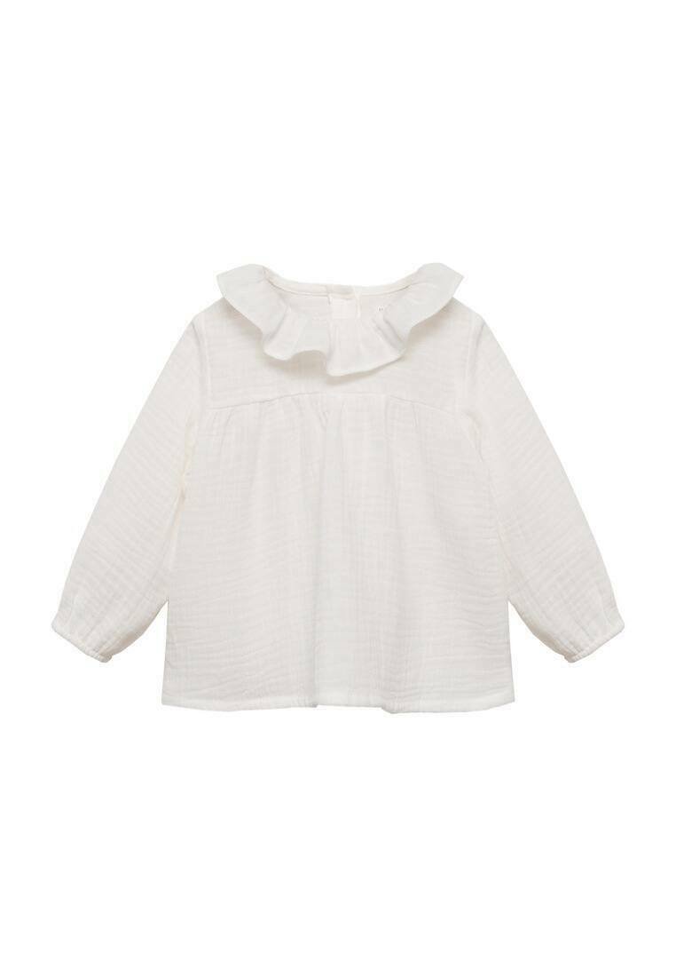 Valkoinen pitkähihaista paitapuseroa, joka on valmistettu teksturoidusta kankaasta ja jossa on röyhelökaulus sekä gathered-pääntiellä; nappisulku takana.