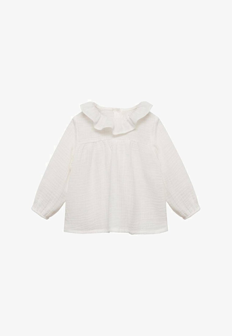 Valkoinen pitkähihaista paitapuseroa, joka on valmistettu teksturoidusta kankaasta ja jossa on röyhelökaulus sekä gathered-pääntiellä; nappisulku takana.