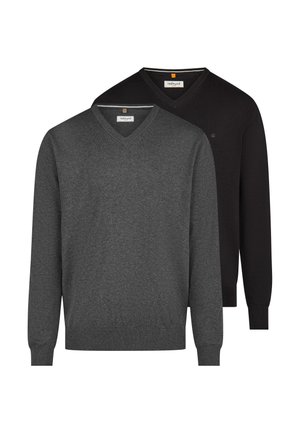 Dwa męskie swetry z długim rękawem w serek, jeden ciemnoszary z przodu, drugi czarny z tyłu, oba z prążkowanymi mankietami i ściągaczami.