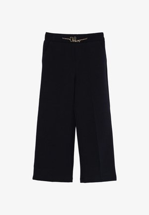 Zwarte wijde broek gemaakt van zachte stof, met een gouden versiering op de tailleband en zijzakken voor functionaliteit.