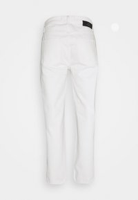 Białe dżinsy o prostym kroju. Posiadają dwie tylne kieszenie oraz czarną metkę w pasie. Gładka tekstura i wytrzymały materiał.