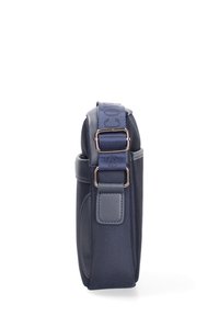 Borsa a tracolla blu navy in nylon testurizzato con un accento in pelle liscia. Dotata di tracolla regolabile e fibbie in metallo. Design compatto.