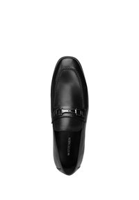 Zapato de cuero negro con una superficie lisa y detalles perforados. Presenta un diseño elegante, punta cuadrada y un acento decorativo de hebilla.