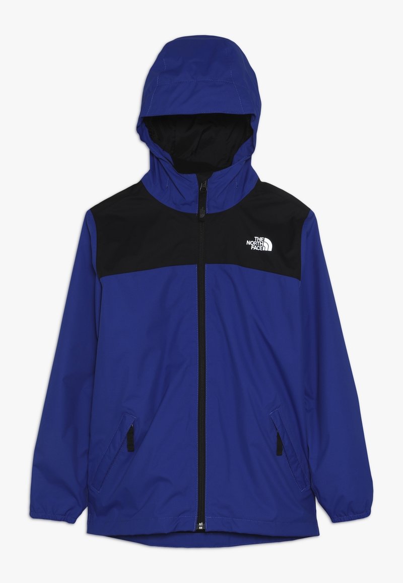 Giacca impermeabile blu e nera con cappuccio, chiusura frontale con zip, due tasche laterali e un logo sul petto. Texture liscia.