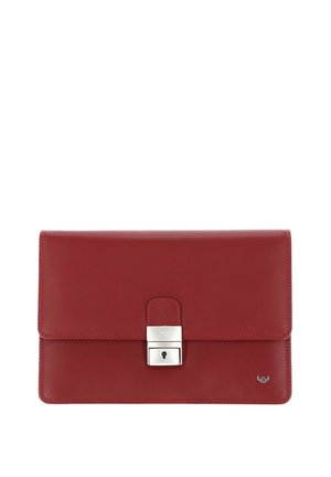 Pochette rectangulaire en cuir rouge avec fermoir à verrou argenté centré sur le rabat et un petit logo argenté en bas à droite.