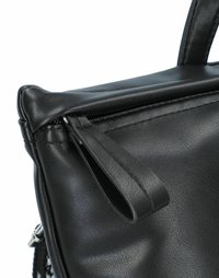 Borsa a mano nera in pelle con una texture liscia, dotata di chiusura con cerniera e manico arrotondato per una facile portabilità.