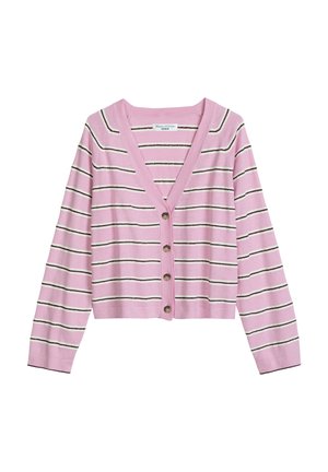 Różowy sweter na drutach z czarno-białymi poziomymi paskami, dekolt w serek, długie rękawy i cztery brązowe guziki z przodu.