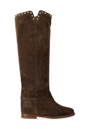 Botte haute en daim marron avec talon en bois plat, bord supérieur en forme de V, et petits clous dorés le long du bord supérieur.