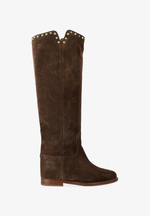 Stivale alto in camoscio marrone con tacco piatto in legno, bordo superiore a forma di V e piccoli borchie color oro lungo il bordo superiore.