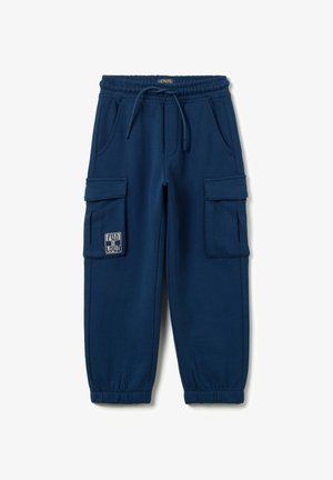 Navyblauwe cargo joggerbroeken met elastische tailleband en boorden, trekkoord, zijzakken en een "Fun Loud" patch op de linkerbeenzak.