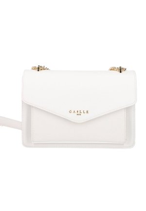 Borsa a tracolla rettangolare bianca con tracolla a catena dorata e logo "GAELLE" in oro sulla patta frontale.