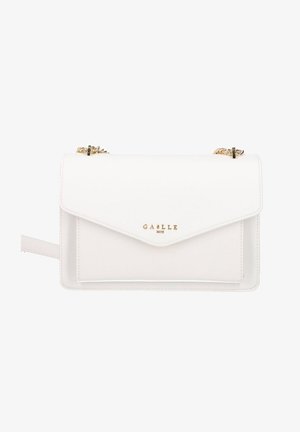 Bolso bandolera rectangular blanco con cadena dorada y logo "GAELLE" en dorado en la solapa frontal.