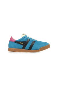 Blå mockasinsneakers med svarta ränder, rosa hälaccent och beige snören. Gummisula med texturerat mönster. Gola-logotyp i guld.