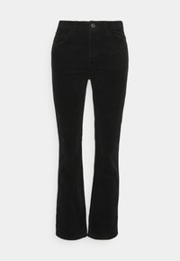 Zwarte fluwelen uitlopende broek met een hoge taille, voorzien van voorzakken, riemlussen en een knoopsluiting. Zachte textuur met geribbeld patroon.