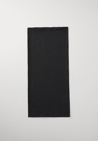 Czarna prostokątna tkanina o pomarszczonej fakturze, wykonana z miękkiego materiału, ma wymiary około 150 cm na 70 cm. Brak widocznych wzorów lub akcentów.
