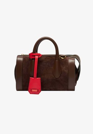 Sac à main en daim et cuir marron avec des poignées arrondies, des ferrures dorées, et une étiquette en cuir rouge étiquetée "Lancel" attachée à une poignée.
