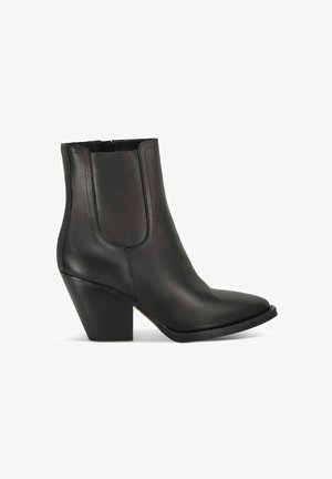 Stivale alla caviglia in pelle nera con punta appuntita, pannelli laterali elasticizzati e tacco largo. Texture liscia con dettagli di cucitura minimali.