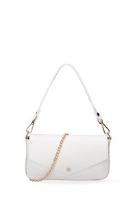 Witte leren schoudertas met een gestructureerd oppervlak, envelopontwerp, gouden kettingaccent en een drukknoopsluiting. Inclusief verstelbare strap.