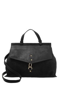 Svart läder- och mockaväska med topphandtag, flikstängning, guldfärgad hårdvara och avtagbar axelrem.