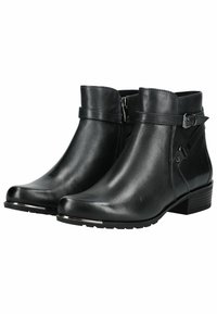Par de botas de cuero negro hasta el tobillo con cremallera lateral, correa decorativa con hebilla, tacón bajo apilado y detalle metálico en la punta redondeada.