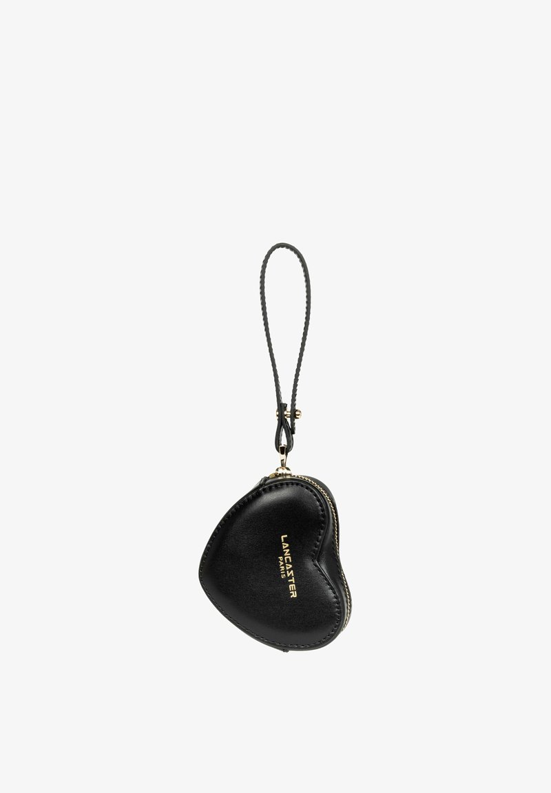 Petite pochette en cuir noire en forme de cœur avec fermeture éclair dorée et bracelet, logo Lancaster Paris doré sur le devant.