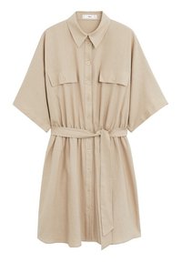 Robe-chemise beige à manches courtes avec patte de boutonnage devant, deux poches poitrine, col pointu et ceinture assortie en tissu nouée à la taille.