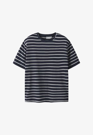Marineblå og hvid stribet kortærmet t-shirt med rund halsudskæring, lavet af blødt stof, med vandrette striber.