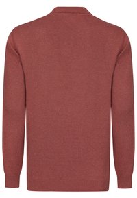 Suéter de punto rojo con mangas largas, un escote acanalado y dobladillo acanalado. Textura suave, diseño simple sin patrones ni detalles metálicos.