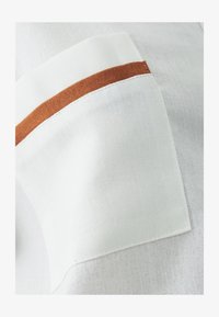 Valitud, white and tan