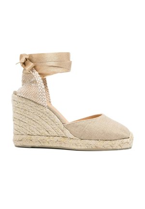 Espadrillas beige con zeppa e tacco in juta intrecciata, punta chiusa e nastrino da legare alla caviglia.