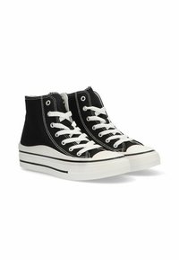 Zapatillas altas de lona negra con cordones blancos, que cuentan con suelas de goma blanca y sutiles rayas negras a lo largo de la parte inferior.