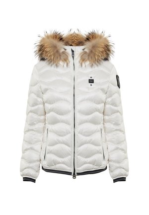 Giubbotto imbottito bianco con cappuccio bordato in pelliccia, texture trapuntata, chiusura con zip e accenti neri su polsini e tasche. Patch con logo sul petto.