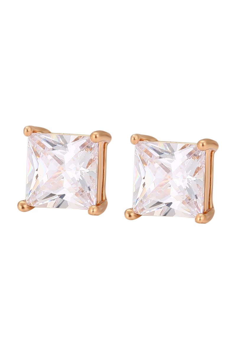 Pár náušnic s čtvercovým řezem z průhledných drahých kamenů, osazených v růžově zlatých partech, na bílém pozadí.