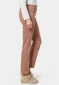 GOLDNER TRAGEANGENEHME CARLA MIT GLÄNZENDER OBERFLÄCHE - Slim fit jeans - caramel