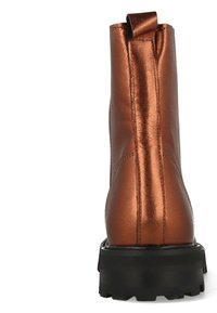 Bruine metallic enkelboot met een gestructureerde afwerking, zwarte rubberen zool en een lusvormige trekhaak aan de achterzijde voor gemakkelijk aan- en uittrekken.