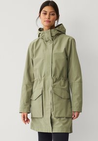 Waterdichte, lichtgroene parka met een capuchon, twee voorzakken, verstelbare taille en een gladde stoffen textuur.