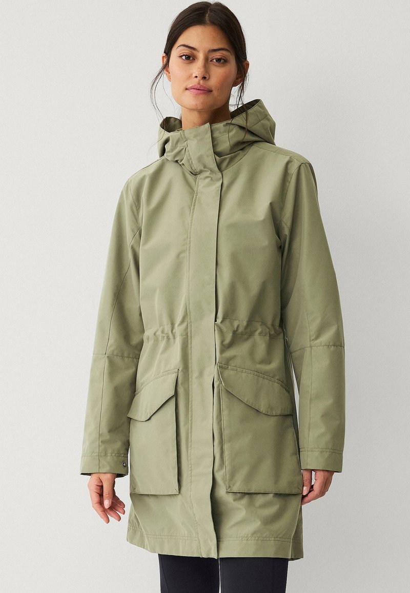 Waterdichte, lichtgroene parka met een capuchon, twee voorzakken, verstelbare taille en een gladde stoffen textuur.