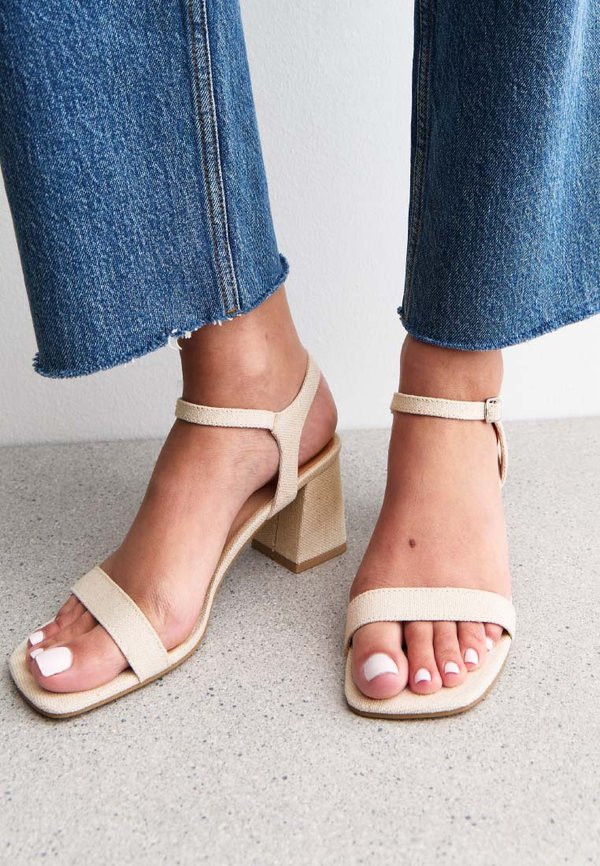 ANGULAR BLOCK HEEL - Riemensandalette