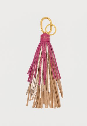 Kanvas za ključeve s resicama u ružičastoj, metalik zlatnoj i smešnoj boji. Uključuje zlatni prsten s hardverom i okrugli dodatak.