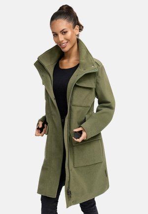 Cappotto in pile verde oliva con colletto alto, chiusura a zip e multiple tasche. Caratterizzato da una texture morbida e da una silhouette aderente.