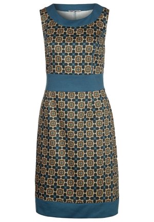 Robe sans manches jusqu'au genou avec des accents bleus, présentant un motif géométrique de carrés marron, beige et bleu, et une large ceinture bleue.