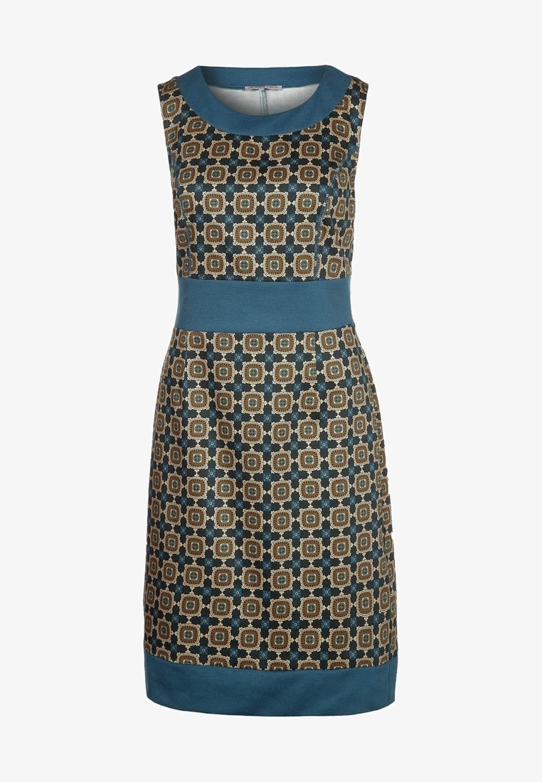 Robe sans manches jusqu'au genou avec des accents bleus, présentant un motif géométrique de carrés marron, beige et bleu, et une large ceinture bleue.