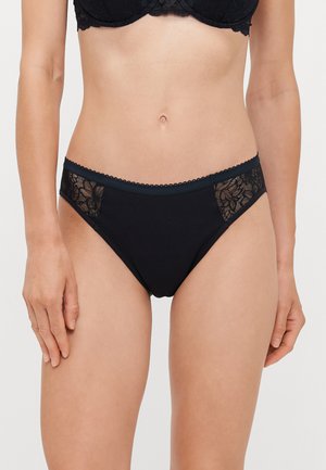 Zwarte bikini briefs met florale kantenzijkanten, een glad hoofdmateriaal en een geschulpte rand langs de tailleband.
