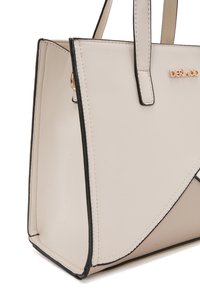 Bolso de mano color crema con un diseño estructurado, que presenta acentos negros, textura lisa y el nombre de la marca "DERIMOD" en dorado en la parte frontal.