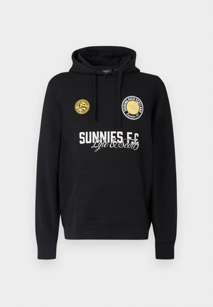 Schwarzer Hoodie mit Kängurutasche, runden gelben Aufnähern auf der Brust und weißem Text mit den Aufschriften "SUNNIES FC" und "Lyle & Scott".