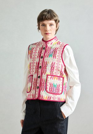 Gesteppte Weste in Creme mit mehrfarbigen geometrischen Mustern, pinkem Besatz und Vorderentaschen, ausgestattet mit Stehkragen und Knopfverschluss.