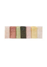 Set van acht textuurstofrollen in pasteltinten: roze, perzik, groen, donkergroen, geel en crème, elk met kantaccenten en strikken.
