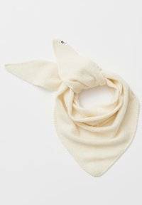 Crèmekleurige sjaal van zacht materiaal, met een driehoekige vorm en losse knoop. De randen hebben een subtiele gestikte patroon.