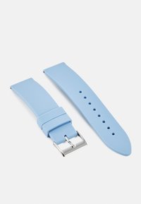 Cinturino in silicone blu chiaro, design piatto, con una fibbia in metallo argentato e vari fori di regolazione per la personalizzazione della misura.
