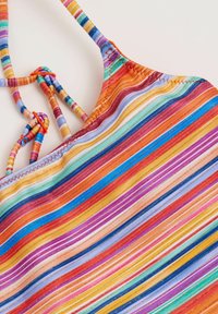 Bunt gestreifter Bikini-Oberteil aus dehnbarem Stoff. Mit dünnen, gebundenen Trägern und lebhaften horizontalen Bändern in verschiedenen Farben.